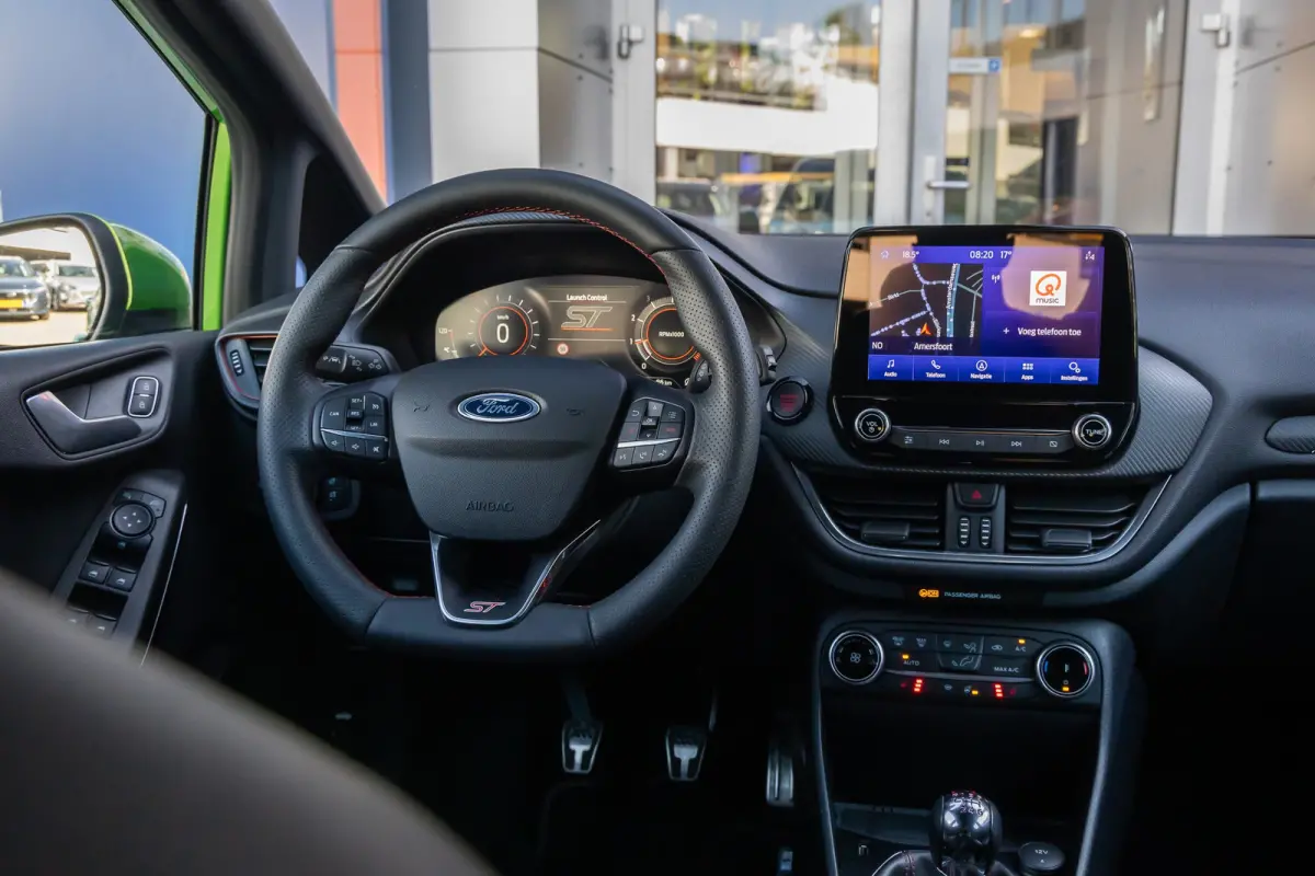 1.5 Ecoboost ST-X | 200pk. | Winterpack | Apple Carplay/Android Auto | Camera | 18'' inch L.M. Velgen | Achteruitrijcamera | Airco (automatisch) | Matrix LED koplampen