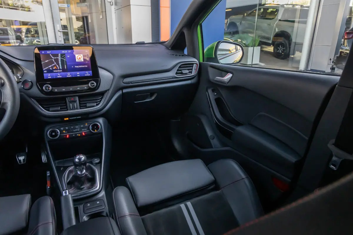 1.5 Ecoboost ST-X | 200pk. | Winterpack | Apple Carplay/Android Auto | Camera | 18'' inch L.M. Velgen | Achteruitrijcamera | Airco (automatisch) | Matrix LED koplampen