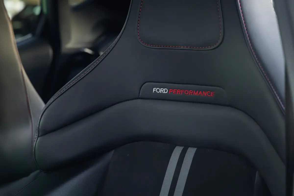 1.5 Ecoboost ST-X | 200pk. | Winterpack | Apple Carplay/Android Auto | Camera | 18'' inch L.M. Velgen | Achteruitrijcamera | Airco (automatisch) | Matrix LED koplampen