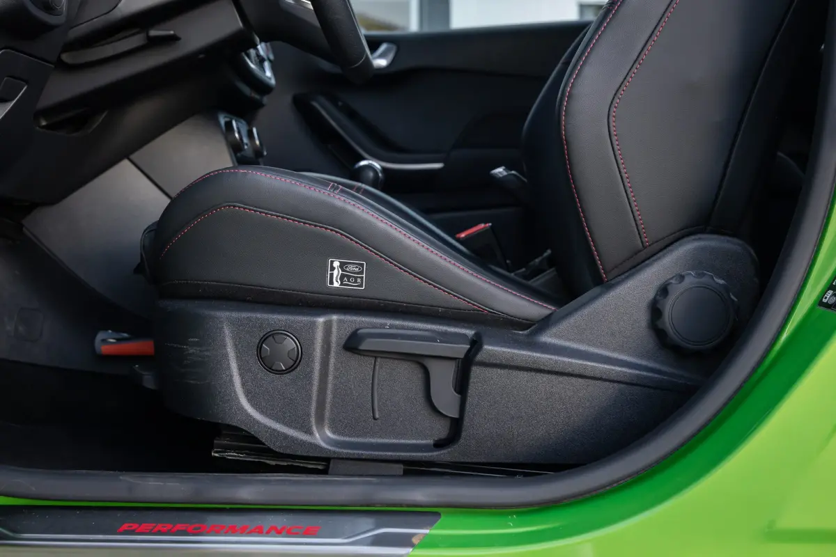 1.5 Ecoboost ST-X | 200pk. | Winterpack | Apple Carplay/Android Auto | Camera | 18'' inch L.M. Velgen | Achteruitrijcamera | Airco (automatisch) | Matrix LED koplampen