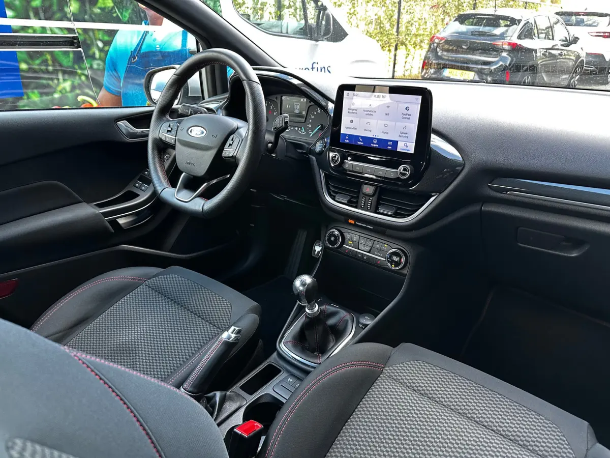 1.0 ST-Line | STUUR, STOEL EN VOORRUITVERWARMING| NAVIGATIE + APPLE CARPLAY/ANDROID AUTO| KEYLESS START| PARKEERSENSOREN| DAB| LED ACHTERLICHTEN|