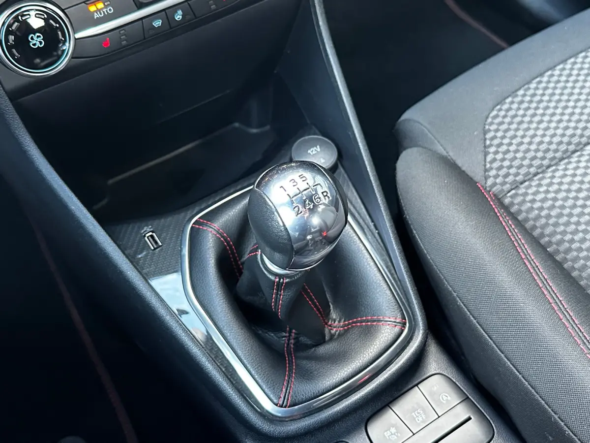 1.0 ST-Line | STUUR, STOEL EN VOORRUITVERWARMING| NAVIGATIE + APPLE CARPLAY/ANDROID AUTO| KEYLESS START| PARKEERSENSOREN| DAB| LED ACHTERLICHTEN|