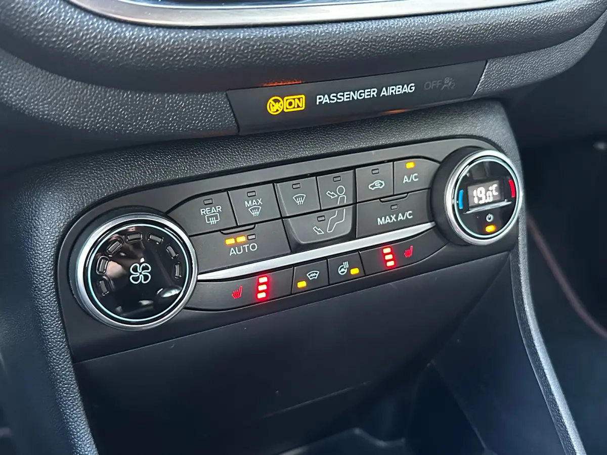 1.0 ST-Line | STUUR, STOEL EN VOORRUITVERWARMING| NAVIGATIE + APPLE CARPLAY/ANDROID AUTO| KEYLESS START| PARKEERSENSOREN| DAB| LED ACHTERLICHTEN|