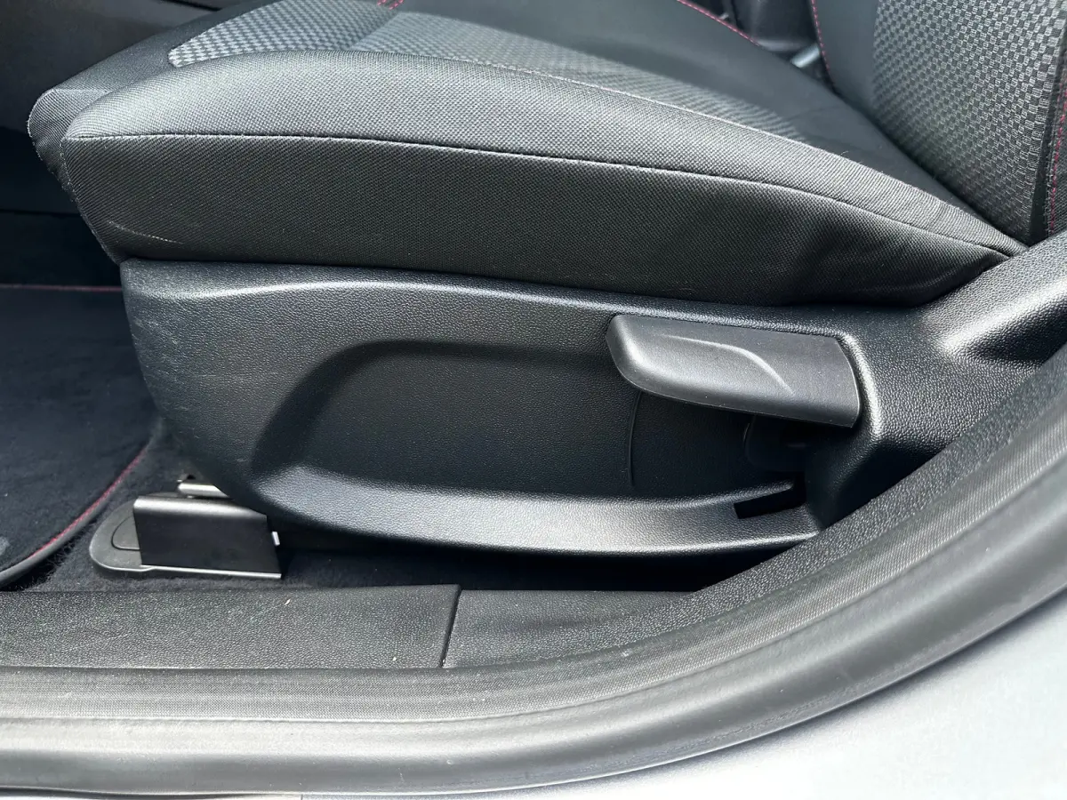1.0 ST-Line | STUUR, STOEL EN VOORRUITVERWARMING| NAVIGATIE + APPLE CARPLAY/ANDROID AUTO| KEYLESS START| PARKEERSENSOREN| DAB| LED ACHTERLICHTEN|
