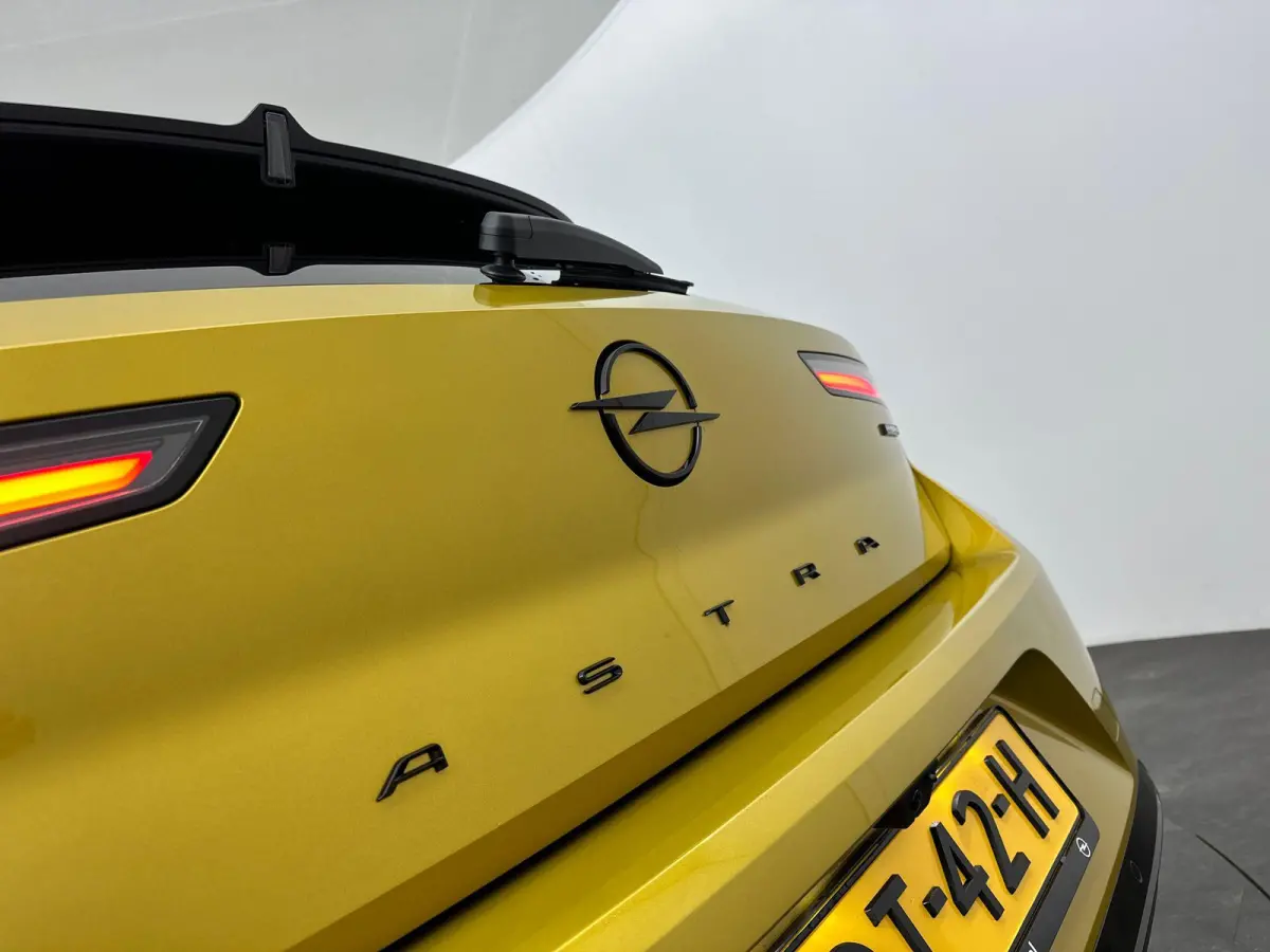 1.6 Turbo Plug In Hybrid Ultimate NEW ASTRA | DEMONSTRATIEMODEL | Panodak | Suede Bekleding | Camera | Stoel & Stuurverwarming | PDC | LMV | Tot 8 Jaar Speciale Garantie!