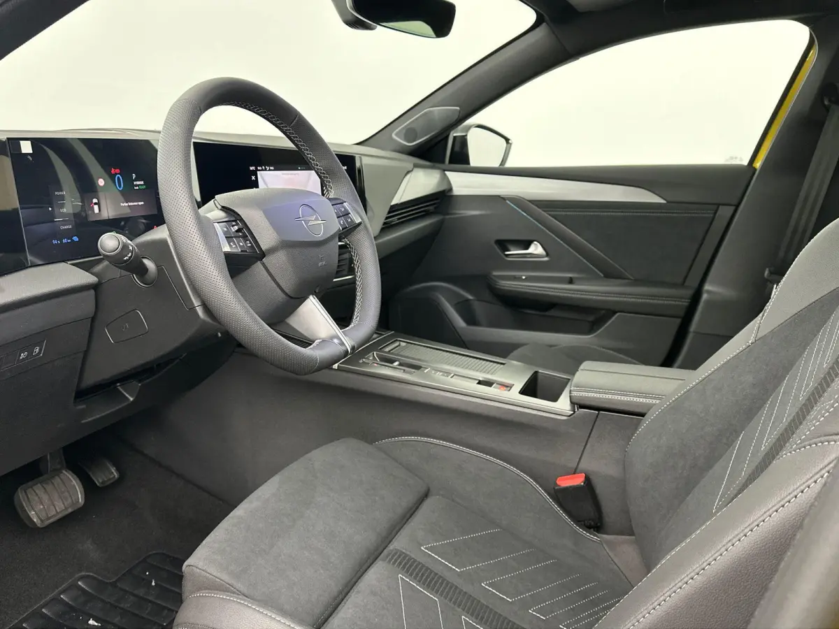 1.6 Turbo Plug In Hybrid Ultimate NEW ASTRA | DEMONSTRATIEMODEL | Panodak | Suede Bekleding | Camera | Stoel & Stuurverwarming | PDC | LMV | Tot 8 Jaar Speciale Garantie!