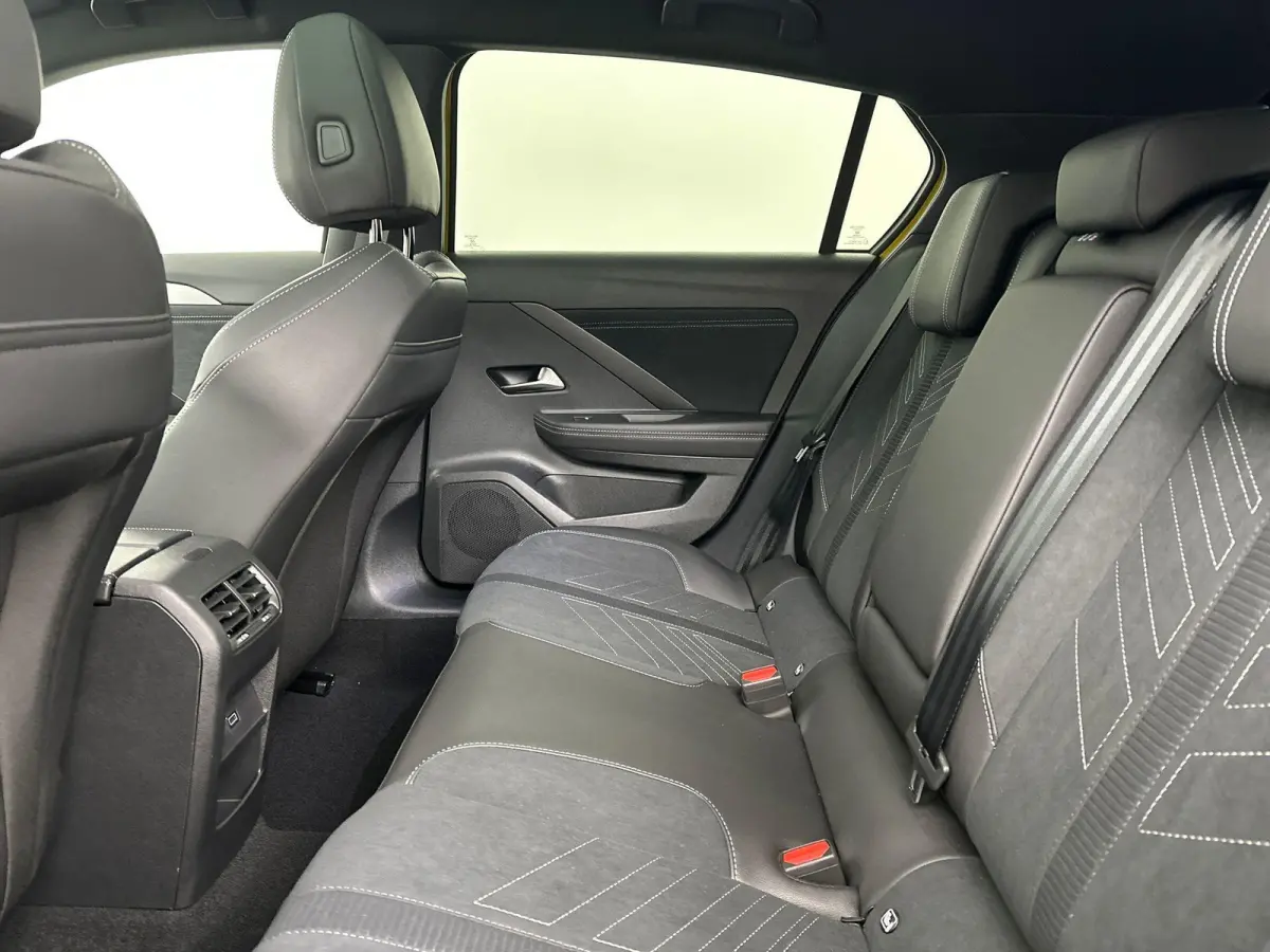 1.6 Turbo Plug In Hybrid Ultimate NEW ASTRA | DEMONSTRATIEMODEL | Panodak | Suede Bekleding | Camera | Stoel & Stuurverwarming | PDC | LMV | Tot 8 Jaar Speciale Garantie!