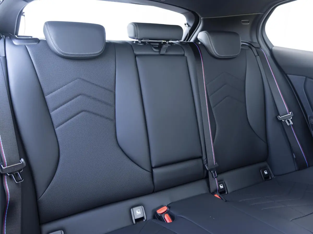 120 | 	M Sportpakket Pro | Premium Pack | Stuurwielrand verwarmd | Comfort Access | Achteruitrijcamera | Panoramadak | Stoelverwarming | Harman-Kardon | 19''