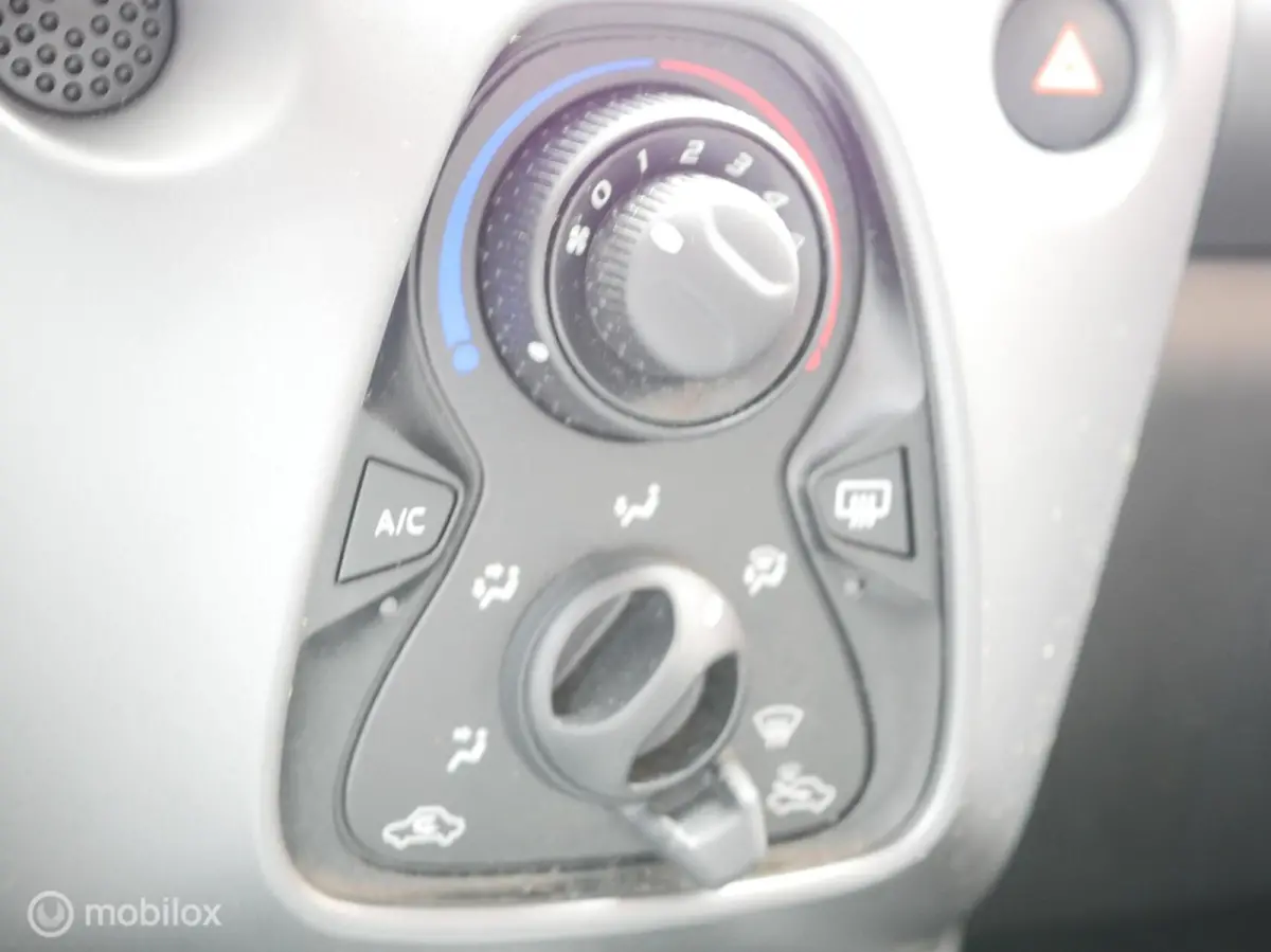 1.0 VVT-i x-play | Carplay | Airco | Navi | APK