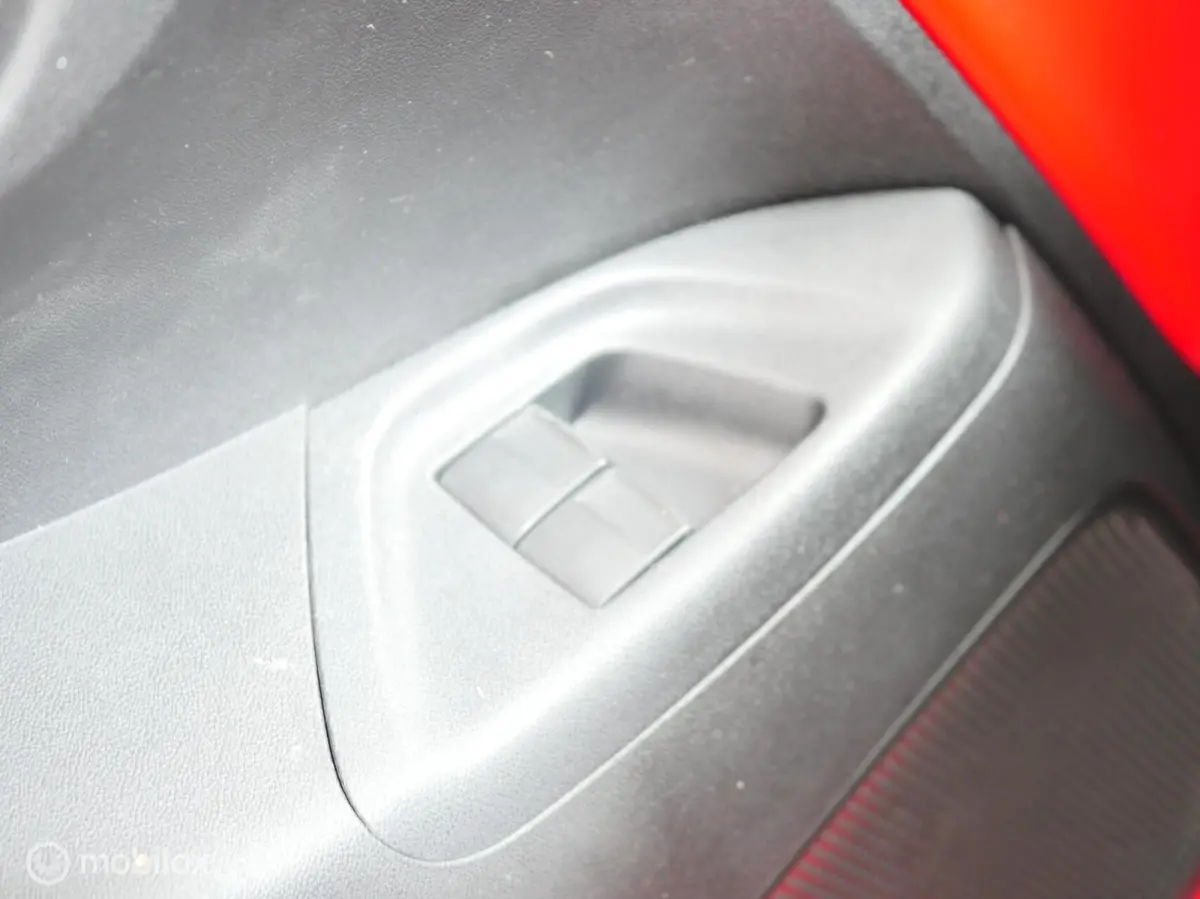 1.0 VVT-i x-play | Carplay | Airco | Navi | APK