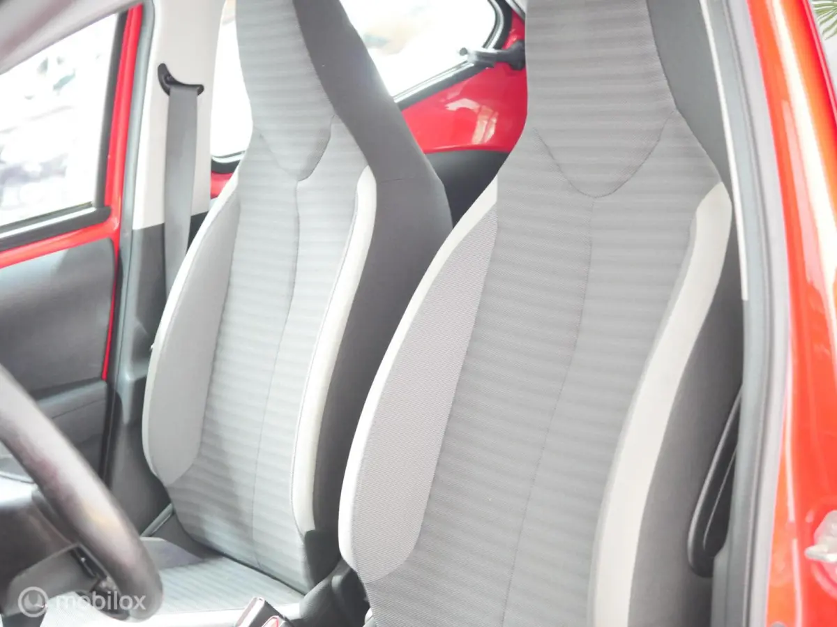 1.0 VVT-i x-play | Carplay | Airco | Navi | APK