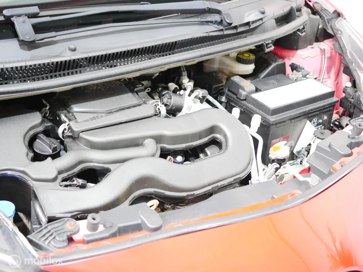 1.0 VVT-i x-play | Carplay | Airco | Navi | APK
