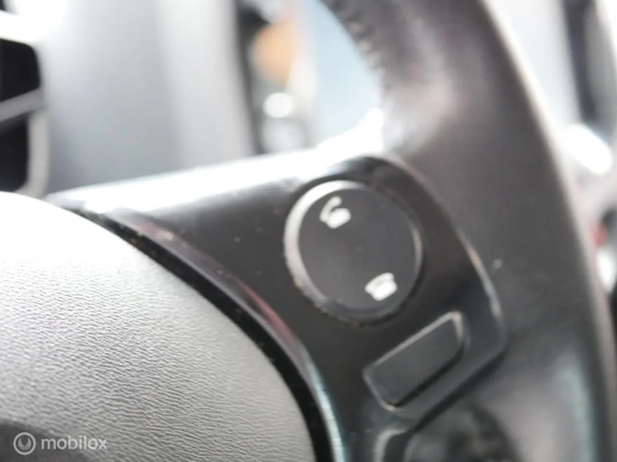 1.0 VVT-i x-play | Carplay | Airco | Navi | APK