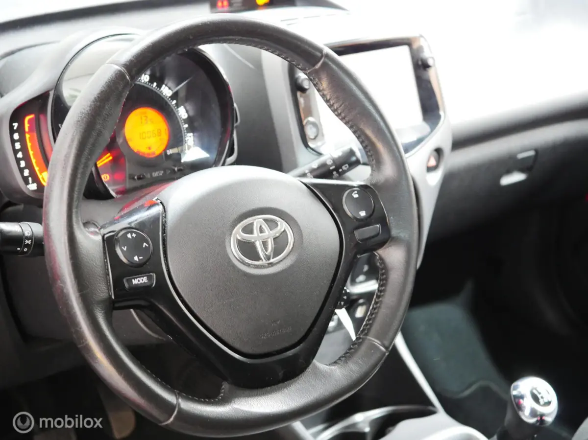 1.0 VVT-i x-play | Carplay | Airco | Navi | APK