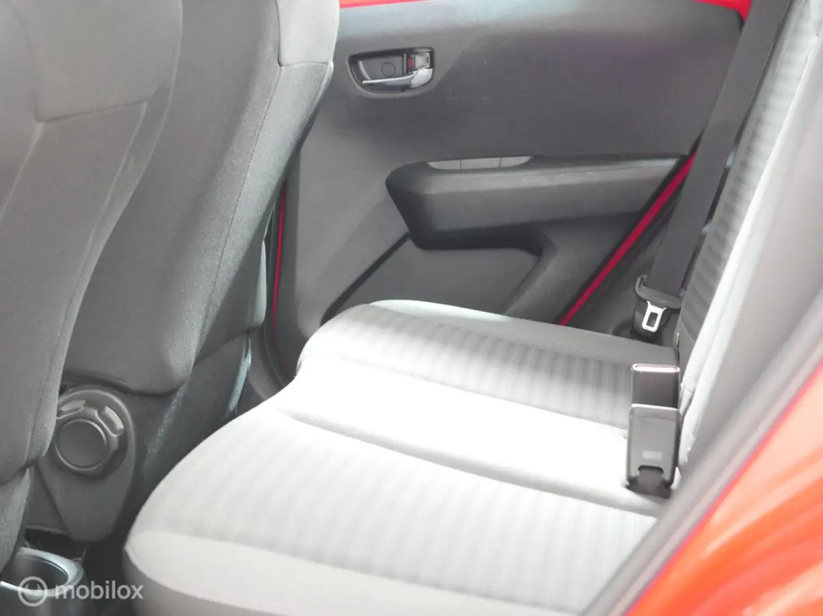 1.0 VVT-i x-play | Carplay | Airco | Navi | APK