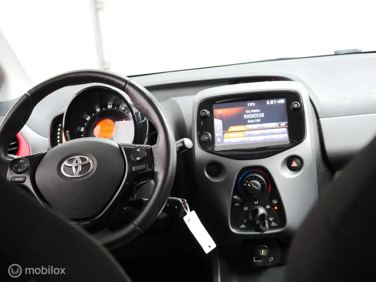 1.0 VVT-i x-play | Carplay | Airco | Navi | APK