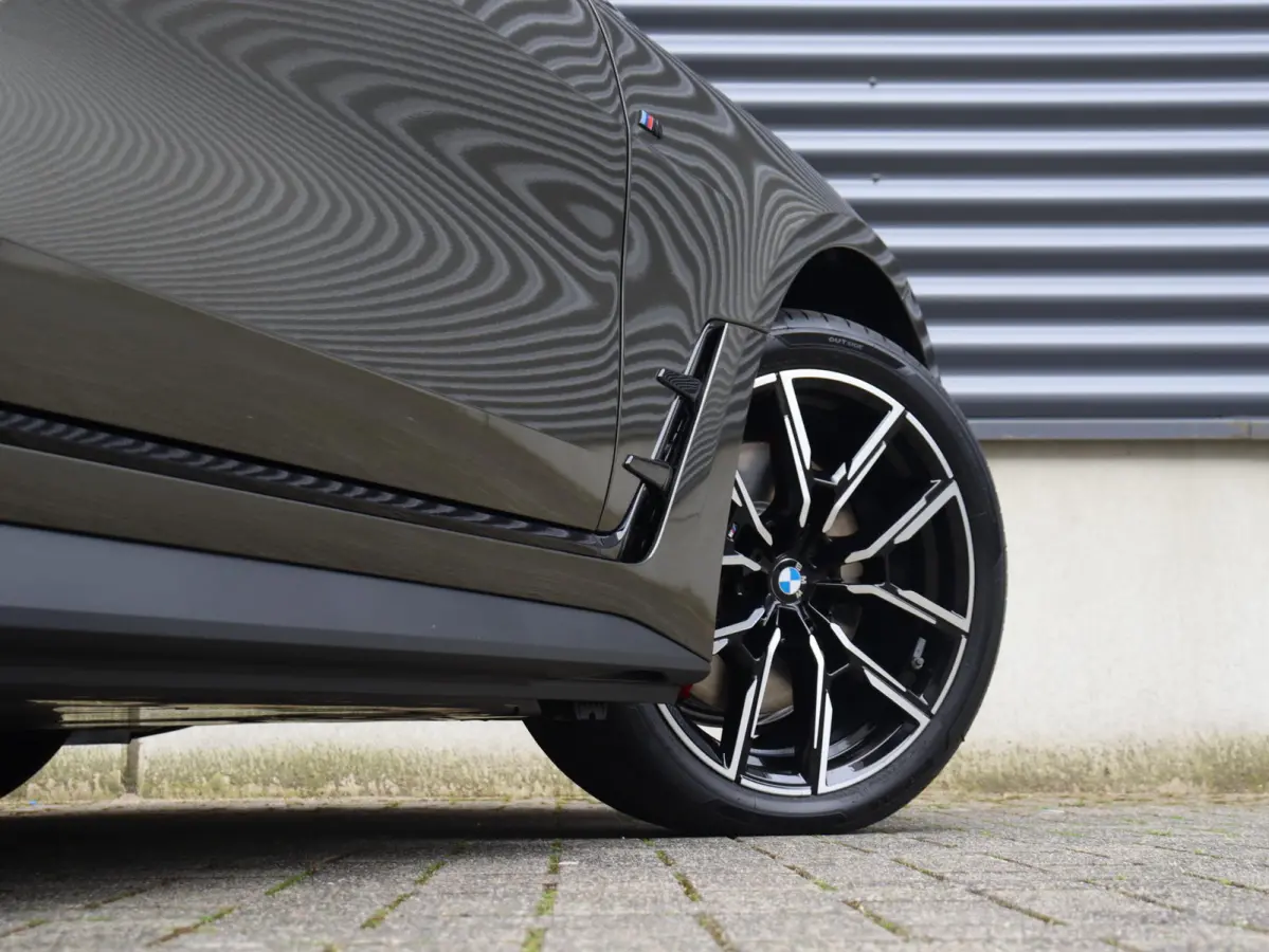 eDrive35 | M Sportpakket Pro | Panodak | Individual Lak | Laserlight | Hi-Fi | Camera | Adaptive Cruise Control | Comfort Access | Stuurwiel Verwarmd | SOH 100% | 19'' LMV