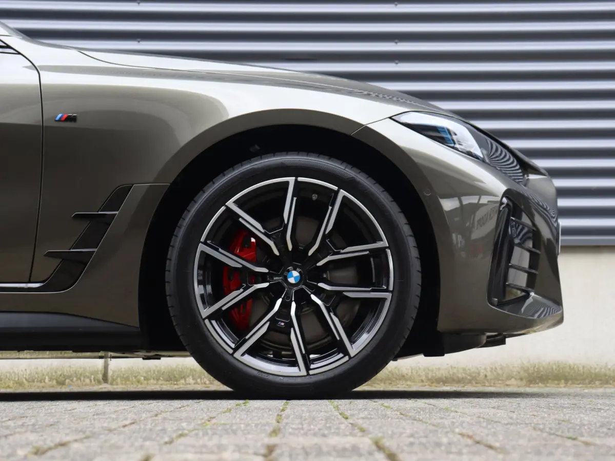 eDrive35 | M Sportpakket Pro | Panodak | Individual Lak | Laserlight | Hi-Fi | Camera | Adaptive Cruise Control | Comfort Access | Stuurwiel Verwarmd | SOH 100% | 19'' LMV
