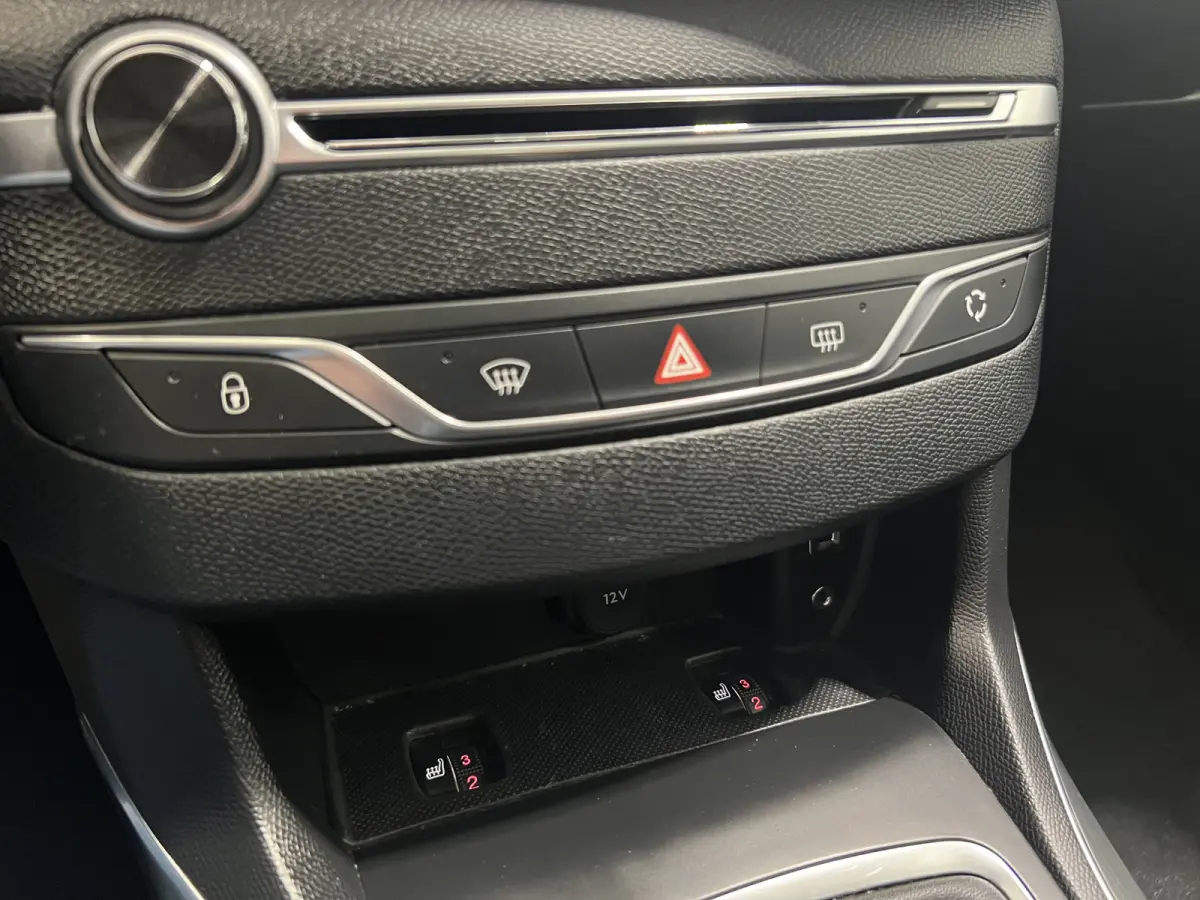 1.2 Turbo GT-line | Navigatie | Panoramadak | Stoelverwarming | Achteruitrijcamera | PDC Voor en Achter | Cruise Control | Airco | LED Koplampen |
