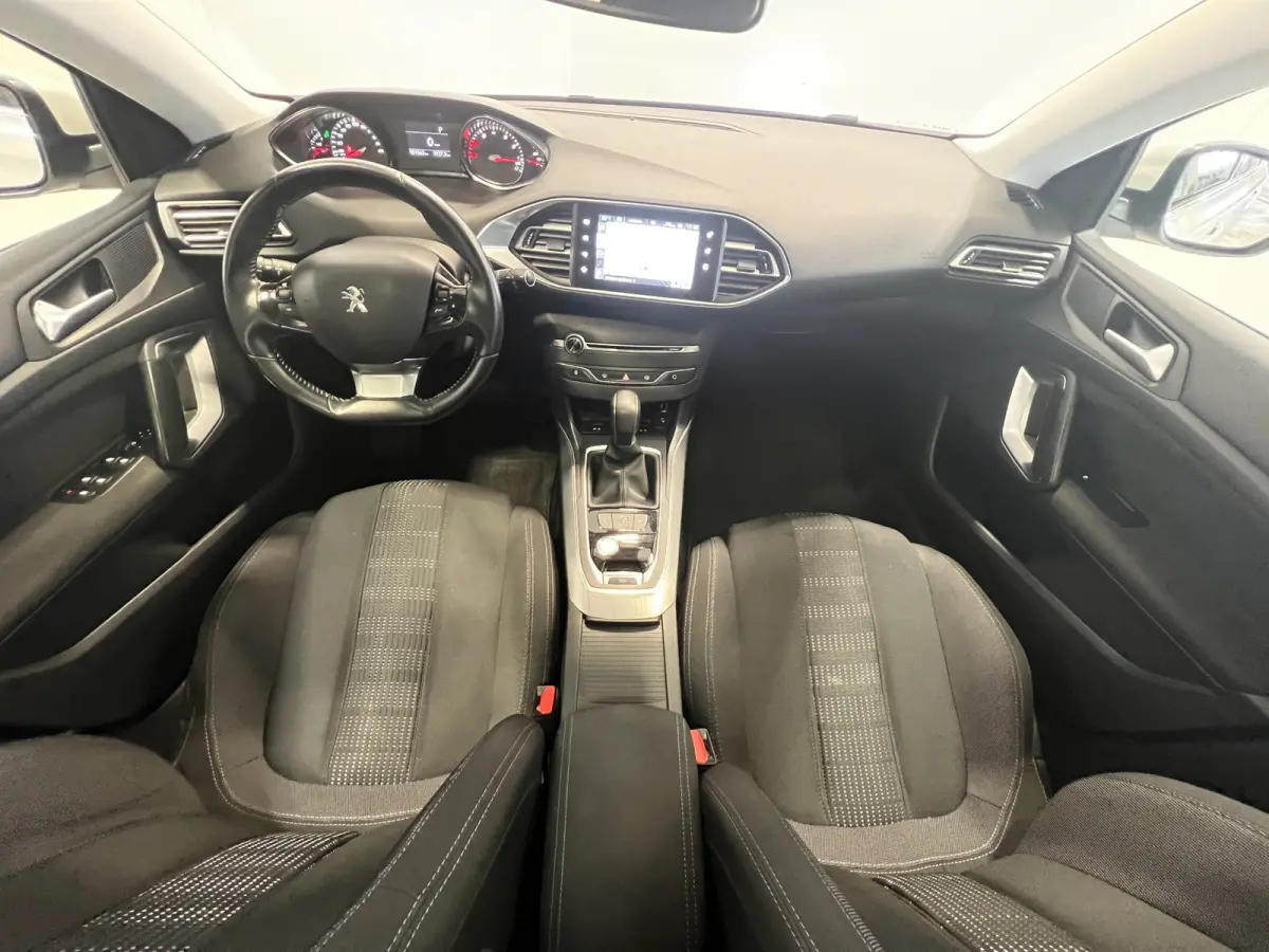 1.2 Turbo GT-line | Navigatie | Panoramadak | Stoelverwarming | Achteruitrijcamera | PDC Voor en Achter | Cruise Control | Airco | LED Koplampen |