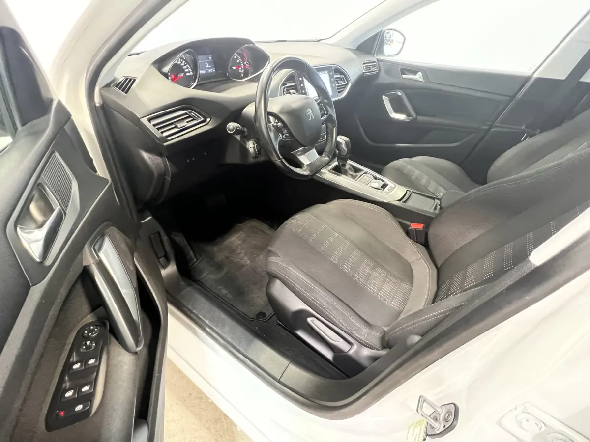 1.2 Turbo GT-line | Navigatie | Panoramadak | Stoelverwarming | Achteruitrijcamera | PDC Voor en Achter | Cruise Control | Airco | LED Koplampen |