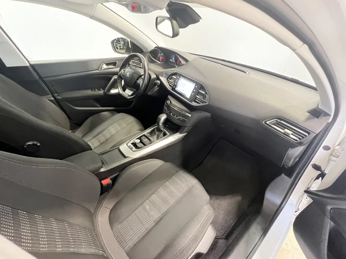 1.2 Turbo GT-line | Navigatie | Panoramadak | Stoelverwarming | Achteruitrijcamera | PDC Voor en Achter | Cruise Control | Airco | LED Koplampen |