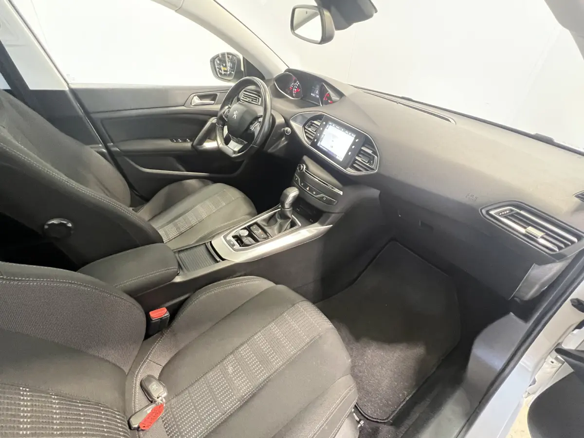 1.2 Turbo GT-line | Navigatie | Panoramadak | Stoelverwarming | Achteruitrijcamera | PDC Voor en Achter | Cruise Control | Airco | LED Koplampen |