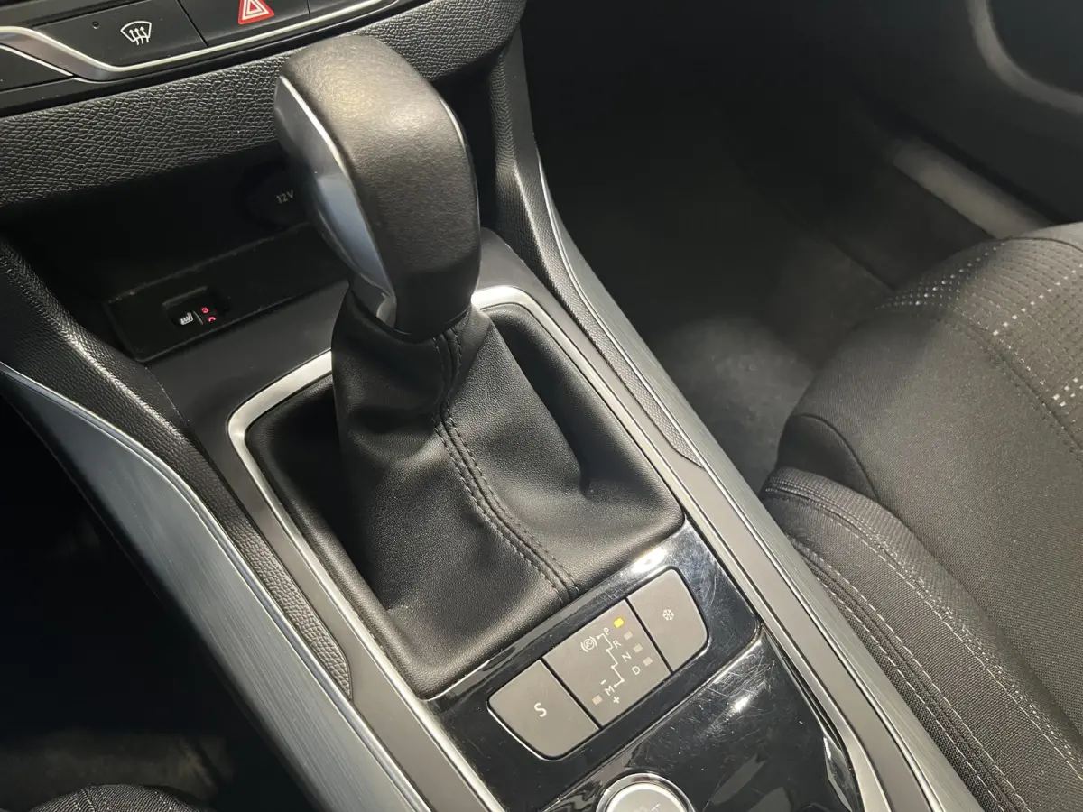 1.2 Turbo GT-line | Navigatie | Panoramadak | Stoelverwarming | Achteruitrijcamera | PDC Voor en Achter | Cruise Control | Airco | LED Koplampen |