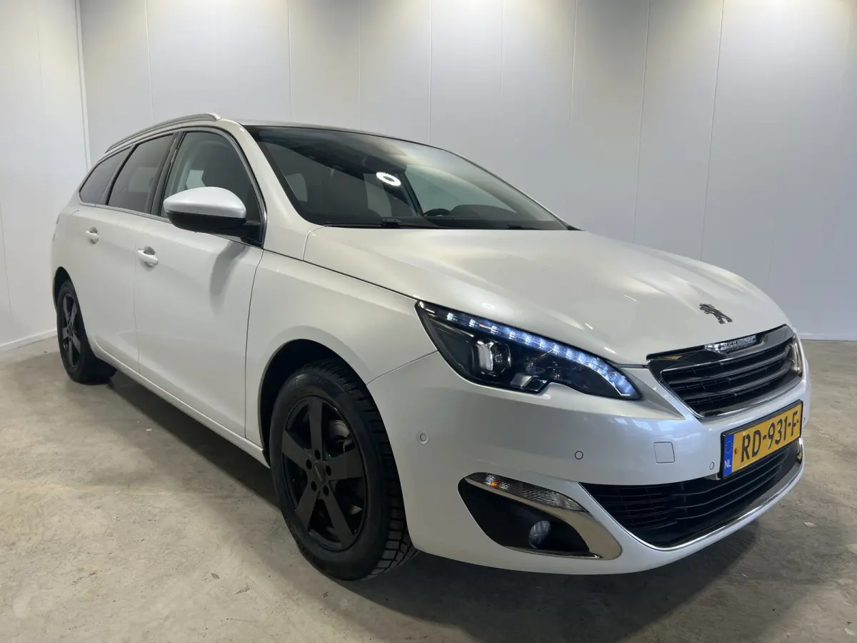1.2 Turbo GT-line | Navigatie | Panoramadak | Stoelverwarming | Achteruitrijcamera | PDC Voor en Achter | Cruise Control | Airco | LED Koplampen |