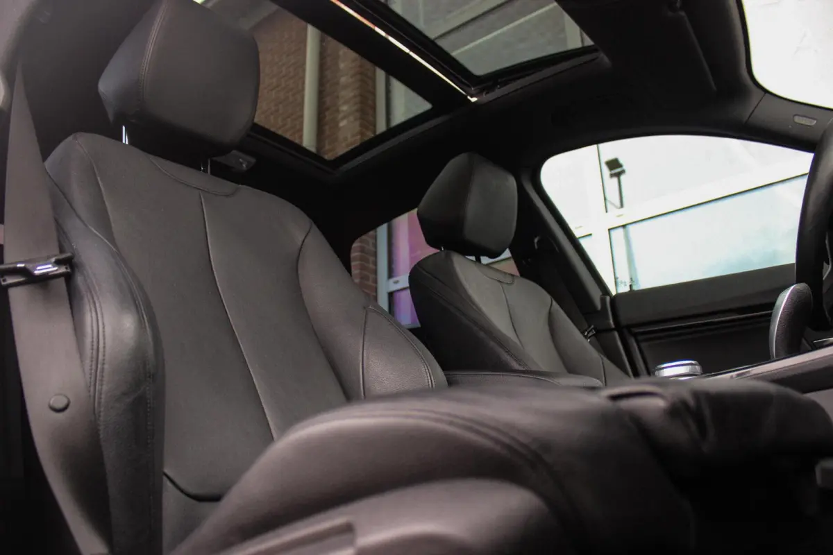 320i High Executive M-sport | NL auto | Facelift | Carplay | Sportstoelen | Memory | Panoramadak | 19 inch | Spiegelpakket | Climate control | PDC | Navigatie