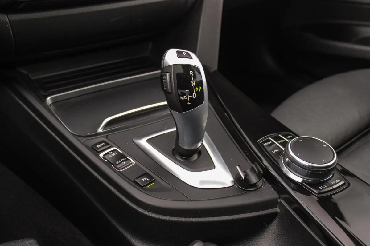 320i High Executive M-sport | NL auto | Facelift | Carplay | Sportstoelen | Memory | Panoramadak | 19 inch | Spiegelpakket | Climate control | PDC | Navigatie