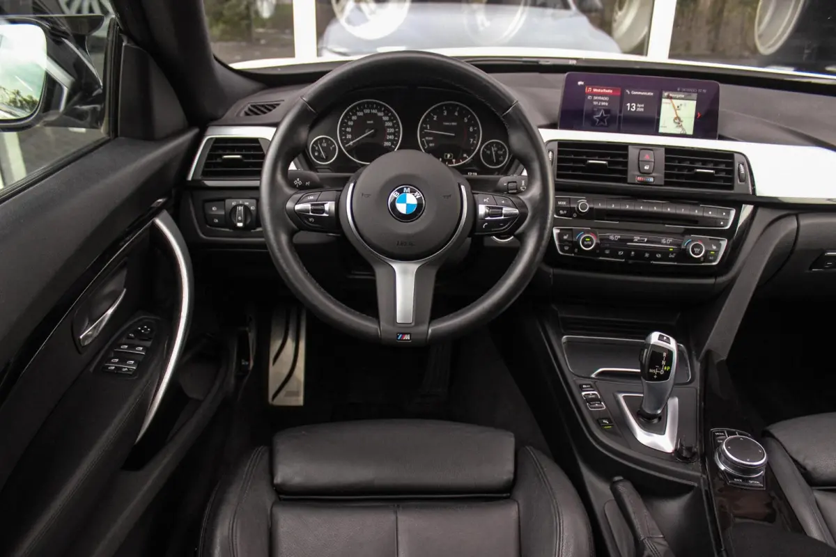 320i High Executive M-sport | NL auto | Facelift | Carplay | Sportstoelen | Memory | Panoramadak | 19 inch | Spiegelpakket | Climate control | PDC | Navigatie