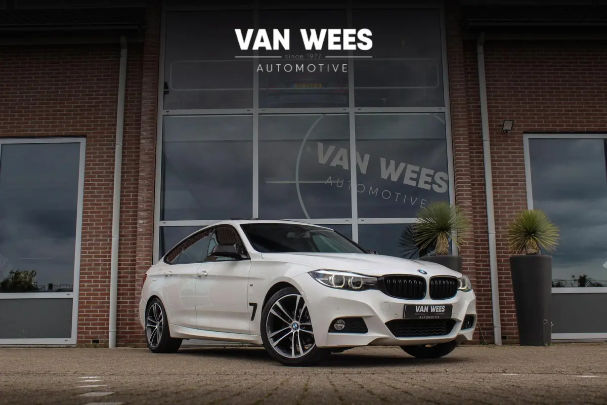 320i High Executive M-sport | NL auto | Facelift | Carplay | Sportstoelen | Memory | Panoramadak | 19 inch | Spiegelpakket | Climate control | PDC | Navigatie