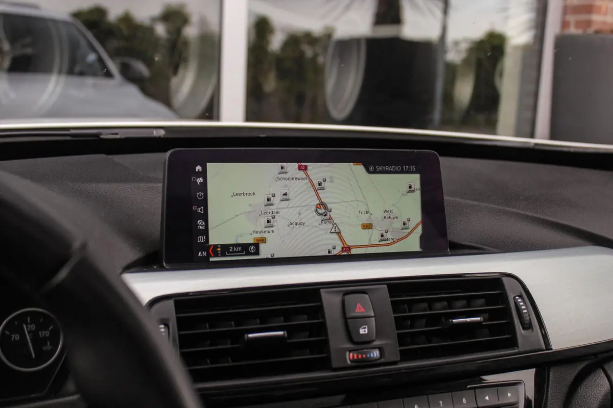 320i High Executive M-sport | NL auto | Facelift | Carplay | Sportstoelen | Memory | Panoramadak | 19 inch | Spiegelpakket | Climate control | PDC | Navigatie
