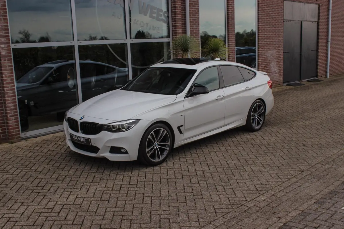 320i High Executive M-sport | NL auto | Facelift | Carplay | Sportstoelen | Memory | Panoramadak | 19 inch | Spiegelpakket | Climate control | PDC | Navigatie