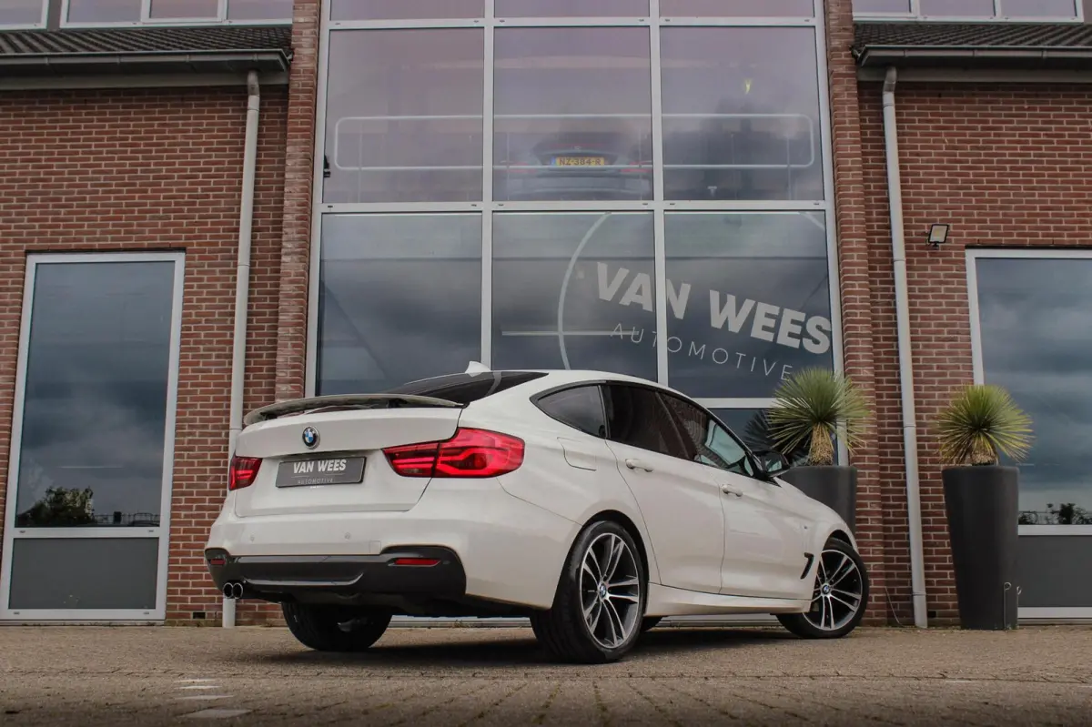 320i High Executive M-sport | NL auto | Facelift | Carplay | Sportstoelen | Memory | Panoramadak | 19 inch | Spiegelpakket | Climate control | PDC | Navigatie