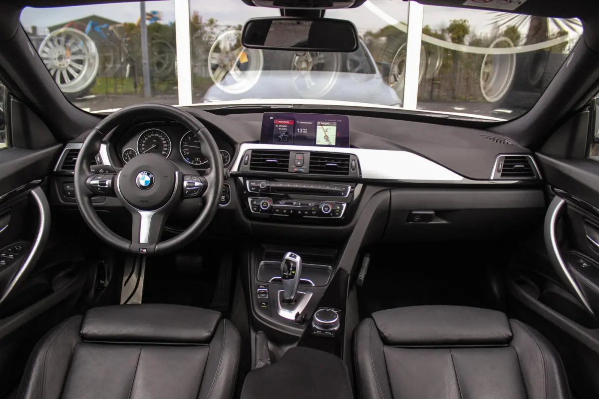 320i High Executive M-sport | NL auto | Facelift | Carplay | Sportstoelen | Memory | Panoramadak | 19 inch | Spiegelpakket | Climate control | PDC | Navigatie