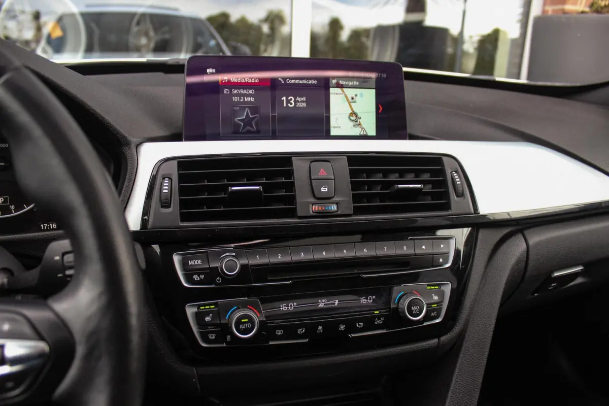 320i High Executive M-sport | NL auto | Facelift | Carplay | Sportstoelen | Memory | Panoramadak | 19 inch | Spiegelpakket | Climate control | PDC | Navigatie