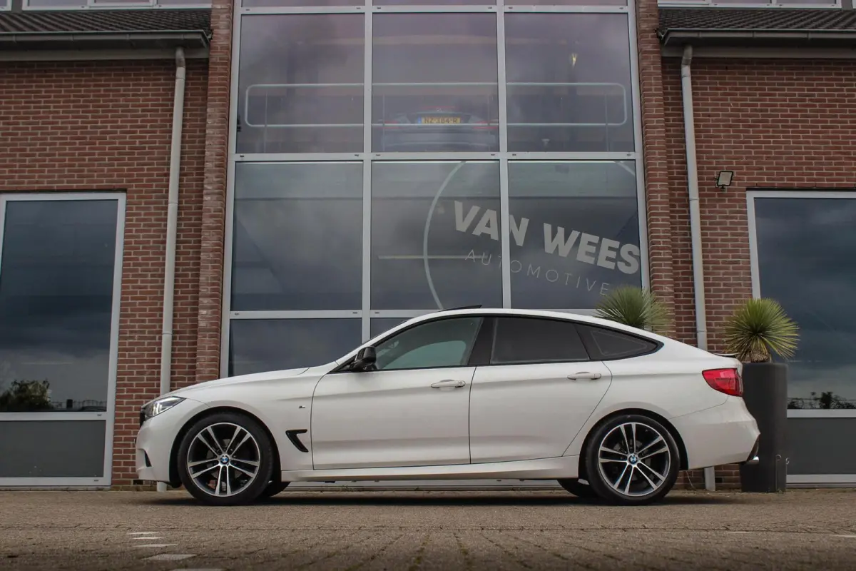 320i High Executive M-sport | NL auto | Facelift | Carplay | Sportstoelen | Memory | Panoramadak | 19 inch | Spiegelpakket | Climate control | PDC | Navigatie