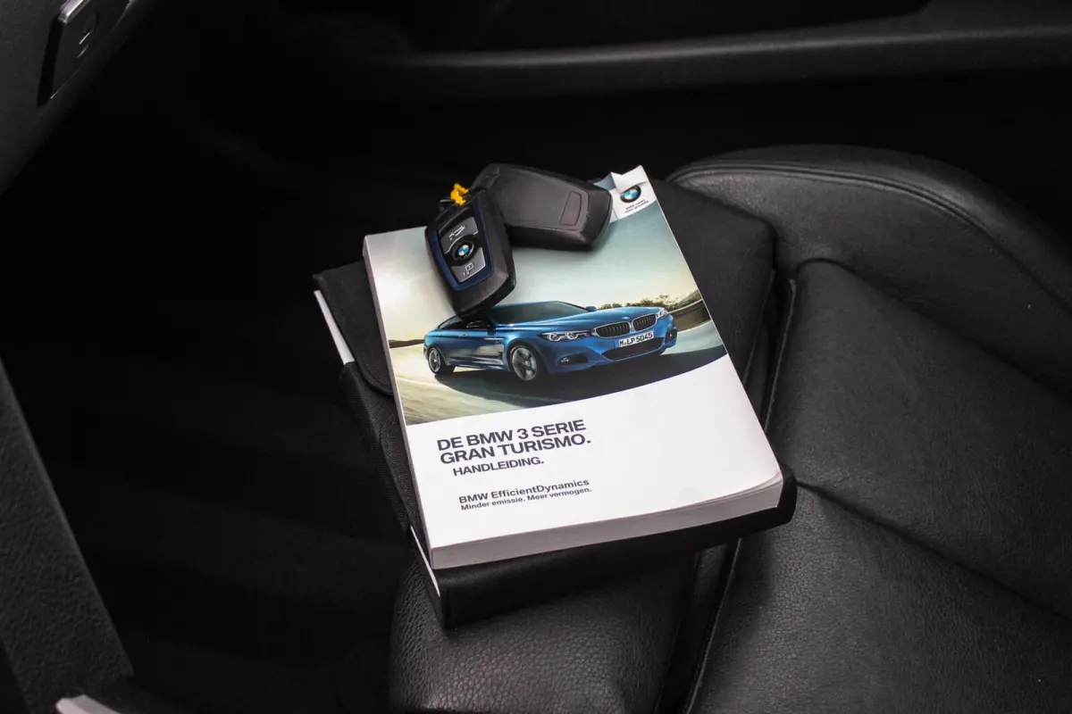 320i High Executive M-sport | NL auto | Facelift | Carplay | Sportstoelen | Memory | Panoramadak | 19 inch | Spiegelpakket | Climate control | PDC | Navigatie