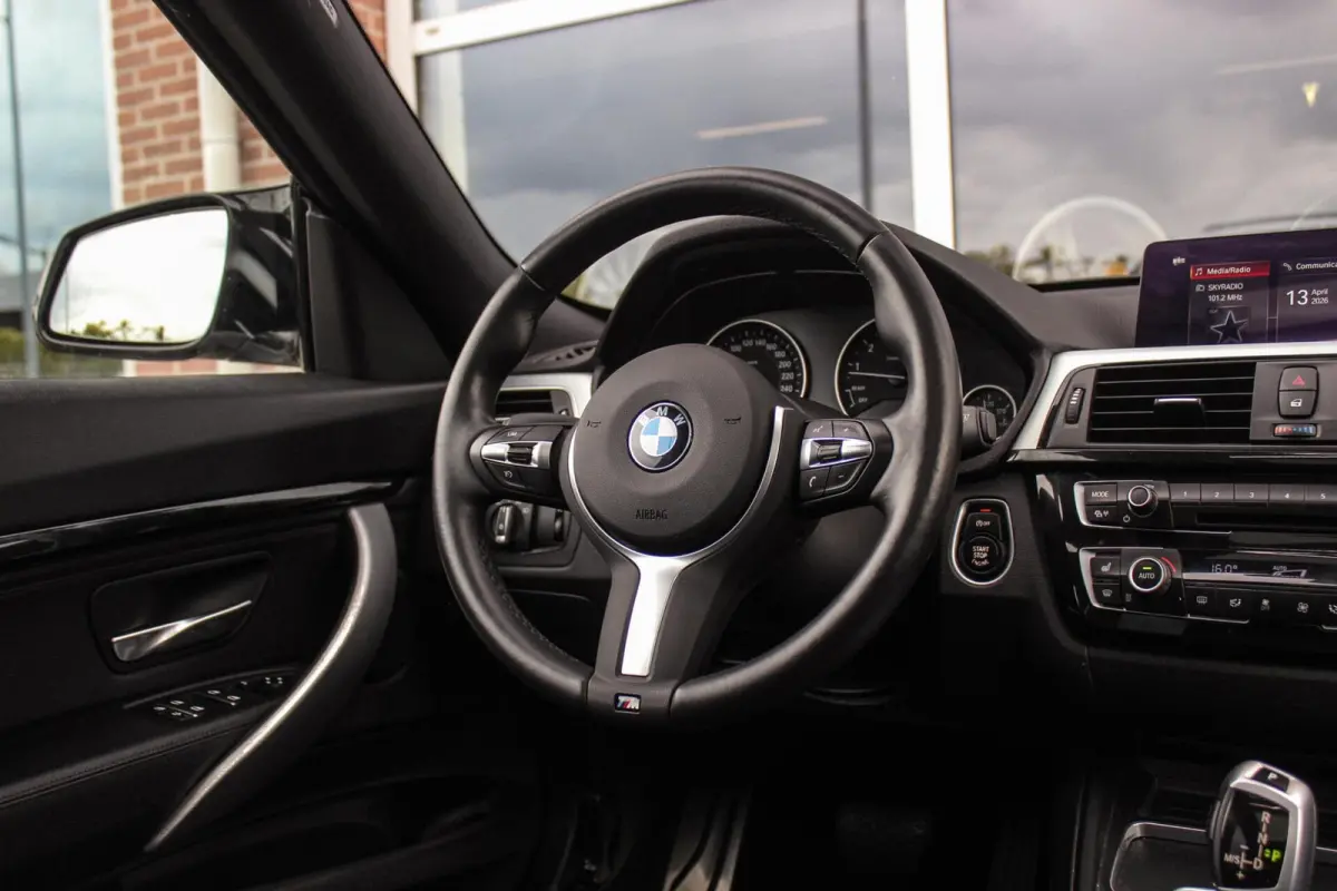 320i High Executive M-sport | NL auto | Facelift | Carplay | Sportstoelen | Memory | Panoramadak | 19 inch | Spiegelpakket | Climate control | PDC | Navigatie