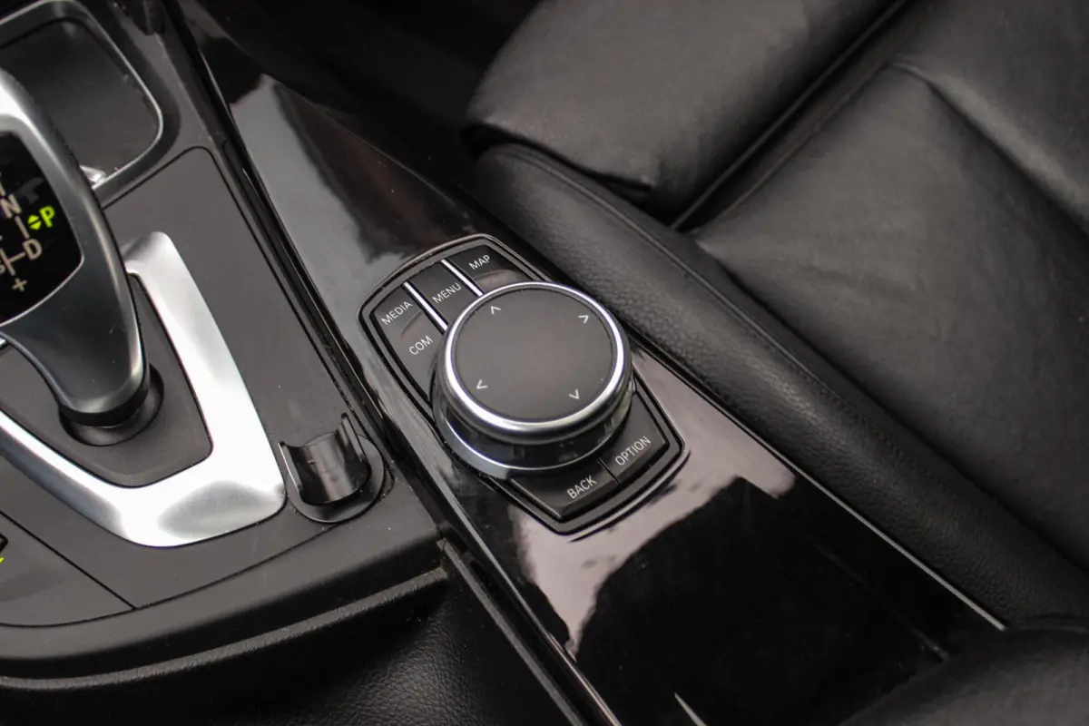 320i High Executive M-sport | NL auto | Facelift | Carplay | Sportstoelen | Memory | Panoramadak | 19 inch | Spiegelpakket | Climate control | PDC | Navigatie