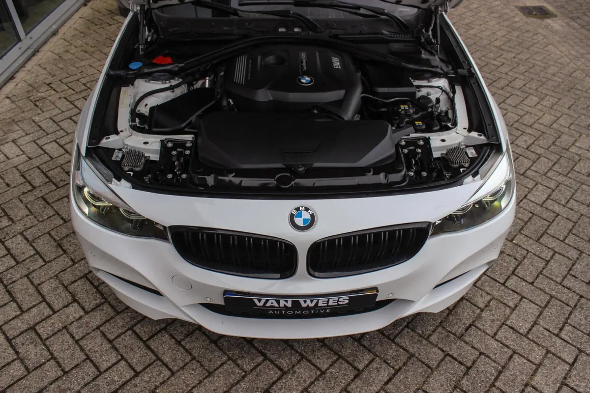 320i High Executive M-sport | NL auto | Facelift | Carplay | Sportstoelen | Memory | Panoramadak | 19 inch | Spiegelpakket | Climate control | PDC | Navigatie