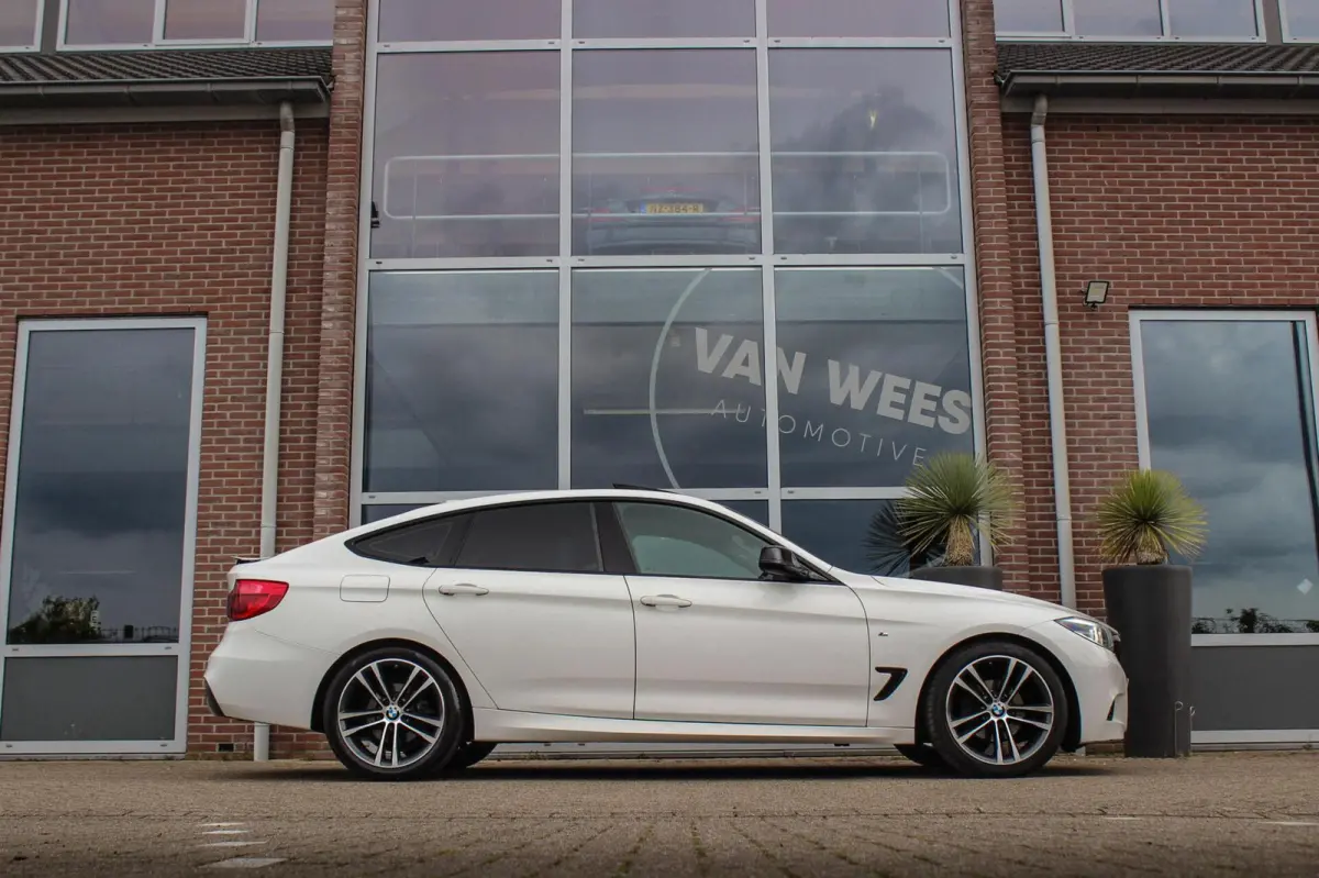 320i High Executive M-sport | NL auto | Facelift | Carplay | Sportstoelen | Memory | Panoramadak | 19 inch | Spiegelpakket | Climate control | PDC | Navigatie