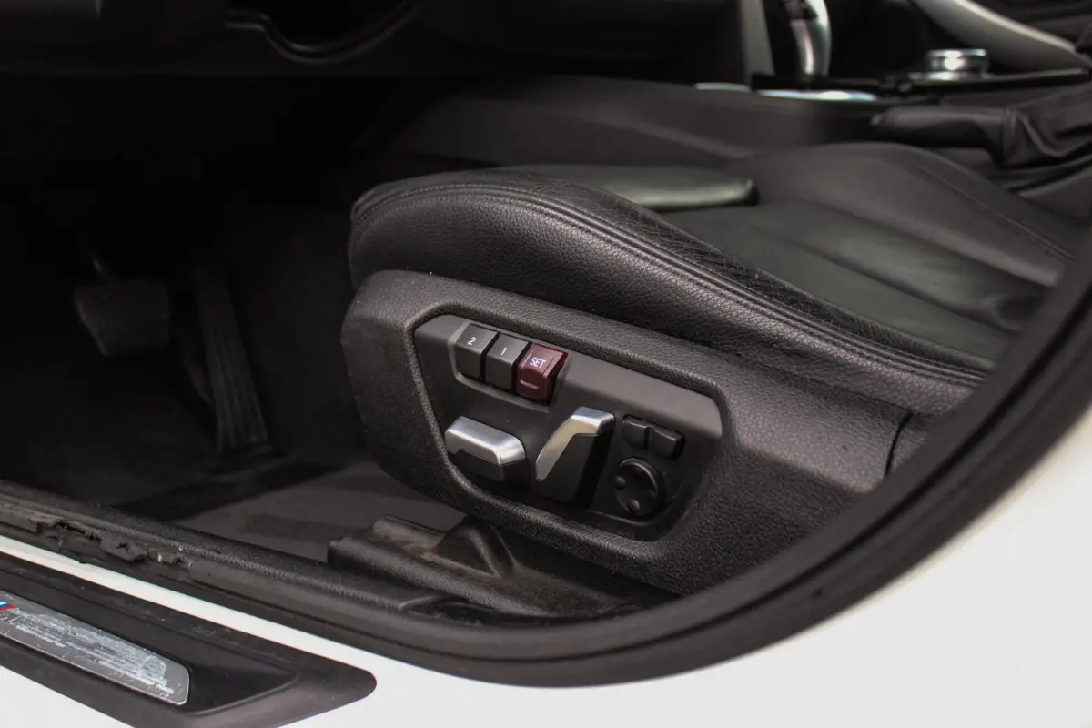 320i High Executive M-sport | NL auto | Facelift | Carplay | Sportstoelen | Memory | Panoramadak | 19 inch | Spiegelpakket | Climate control | PDC | Navigatie