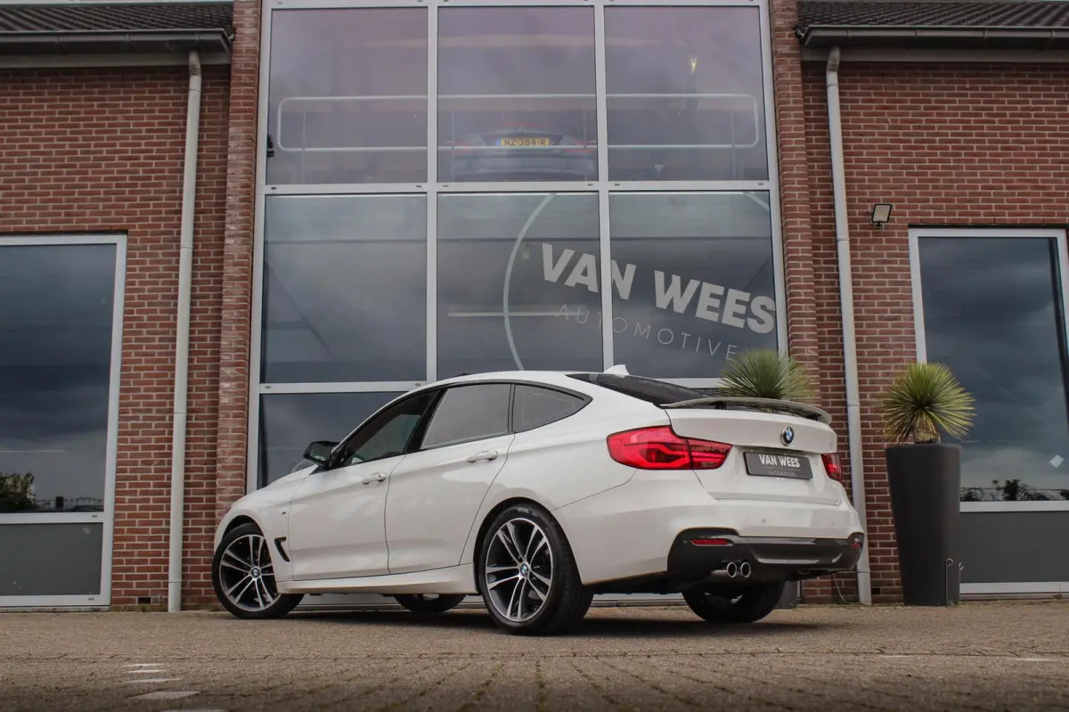 320i High Executive M-sport | NL auto | Facelift | Carplay | Sportstoelen | Memory | Panoramadak | 19 inch | Spiegelpakket | Climate control | PDC | Navigatie