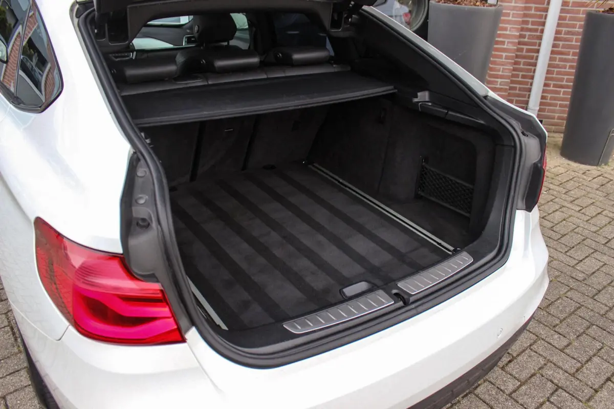 320i High Executive M-sport | NL auto | Facelift | Carplay | Sportstoelen | Memory | Panoramadak | 19 inch | Spiegelpakket | Climate control | PDC | Navigatie