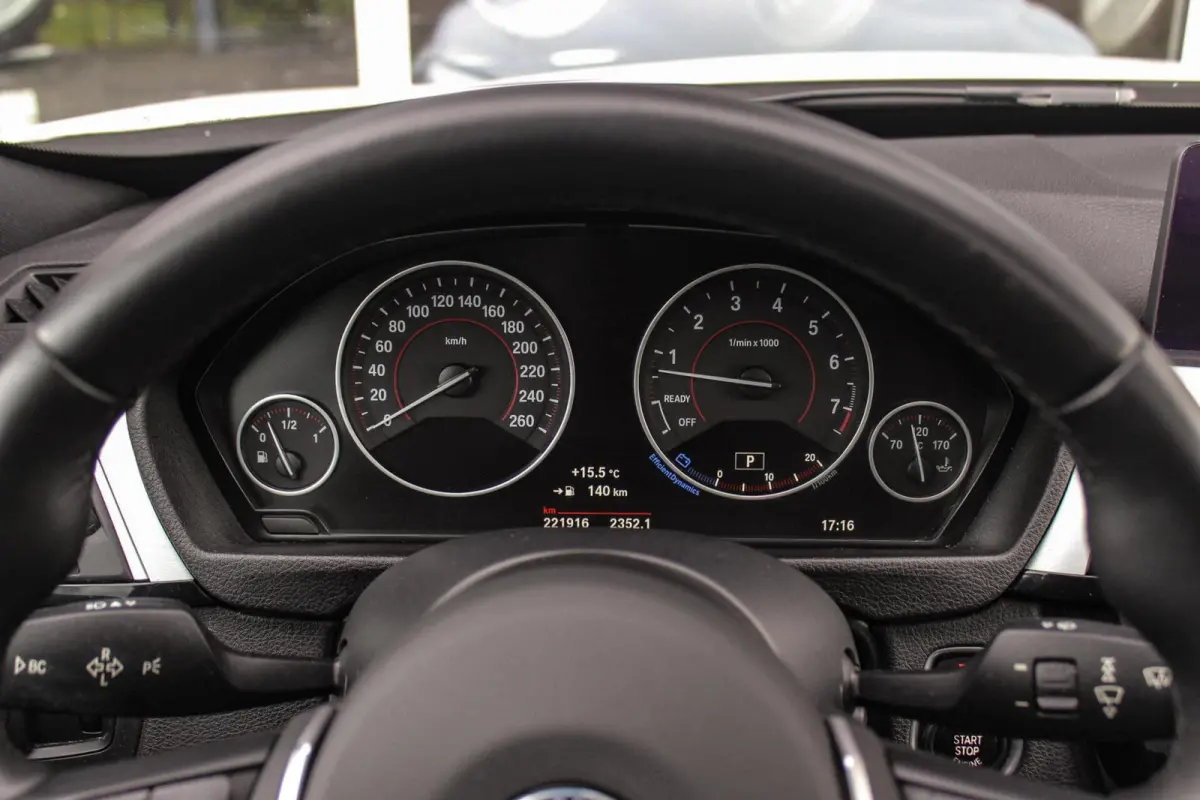 320i High Executive M-sport | NL auto | Facelift | Carplay | Sportstoelen | Memory | Panoramadak | 19 inch | Spiegelpakket | Climate control | PDC | Navigatie