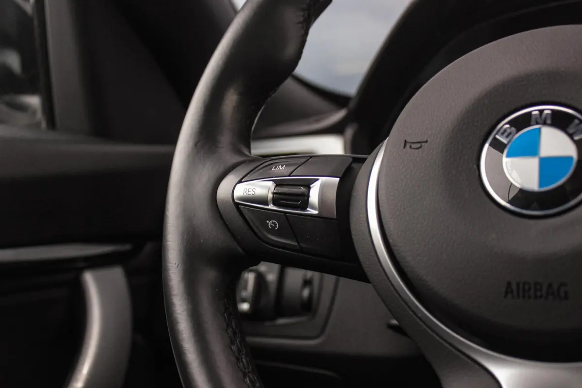 320i High Executive M-sport | NL auto | Facelift | Carplay | Sportstoelen | Memory | Panoramadak | 19 inch | Spiegelpakket | Climate control | PDC | Navigatie
