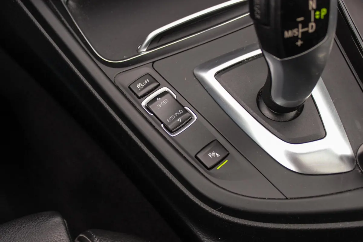 320i High Executive M-sport | NL auto | Facelift | Carplay | Sportstoelen | Memory | Panoramadak | 19 inch | Spiegelpakket | Climate control | PDC | Navigatie